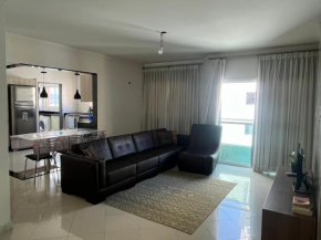 A beira-mar com duas garagens